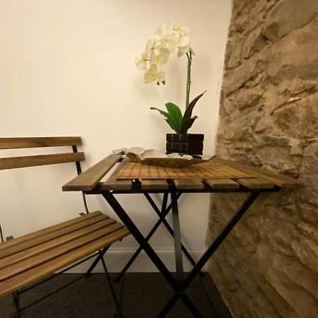 爱丁堡Royal Mile Balconies By The Castle公寓式酒店 外观 照片 A folding table and chair